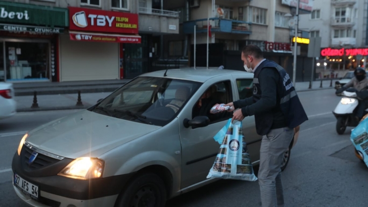 ŞAHİNBEY BELEDİYESİ İFTARA YETİŞEMEYENLERİN YANINDA