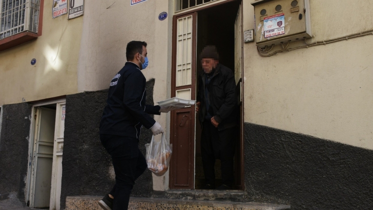 ŞAHİNBEY BELEDİYESİ’NDEN İHTİYAÇ SAHİBİ VATANDAŞLARA SICAK İFTAR YEMEĞİ