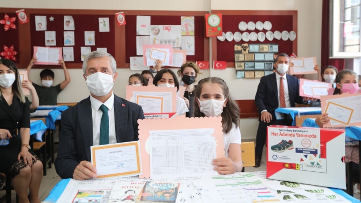 BAŞKAN TAHMAZOĞLU ÖĞRENCİLERİN KARNE SEVİNCİNE ORTAK OLDU