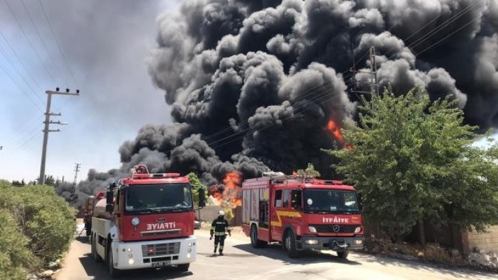 Gaziantep’te depoda çıkan yangına müdahale sürüyor
