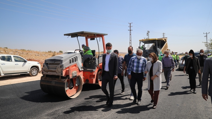 BAŞKAN ŞAHİN, KIRSAL MAHALLELERDE YENİLENEN YOL ÇALIŞMALARINI İNCELEDİ