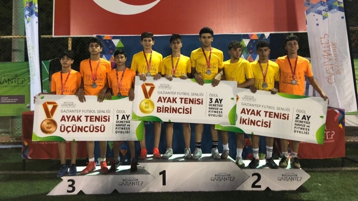 BÜYÜKŞEHİR, GAZİ ŞEHİRLİ GENÇLERE FUTBOL ŞÖLENİ YAŞATTI