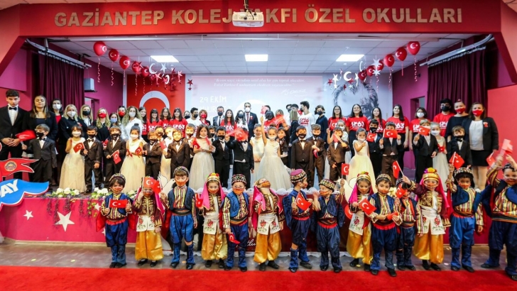 Cumhuriyet Coşkusu Gaziantep Kolej Vakfı'nda Sürüyor