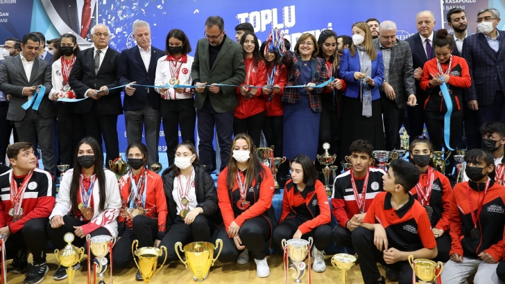 BAKAN KASAPOĞLU YENİ SPOR SALONLARININ AÇILIŞINI YAPTI