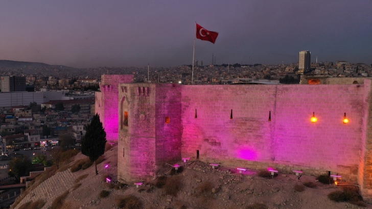 GAZİANTEP KALESİ MOR RENGE BÜRÜNDÜ!