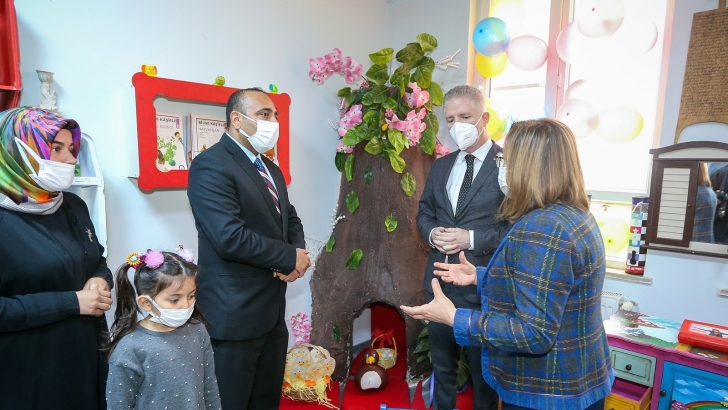 BAŞKAN ŞAHİN SIFIR ATIK PROJESİ İLE YAPILAN KÜTÜPHANENİN AÇILIŞINA KATILDI